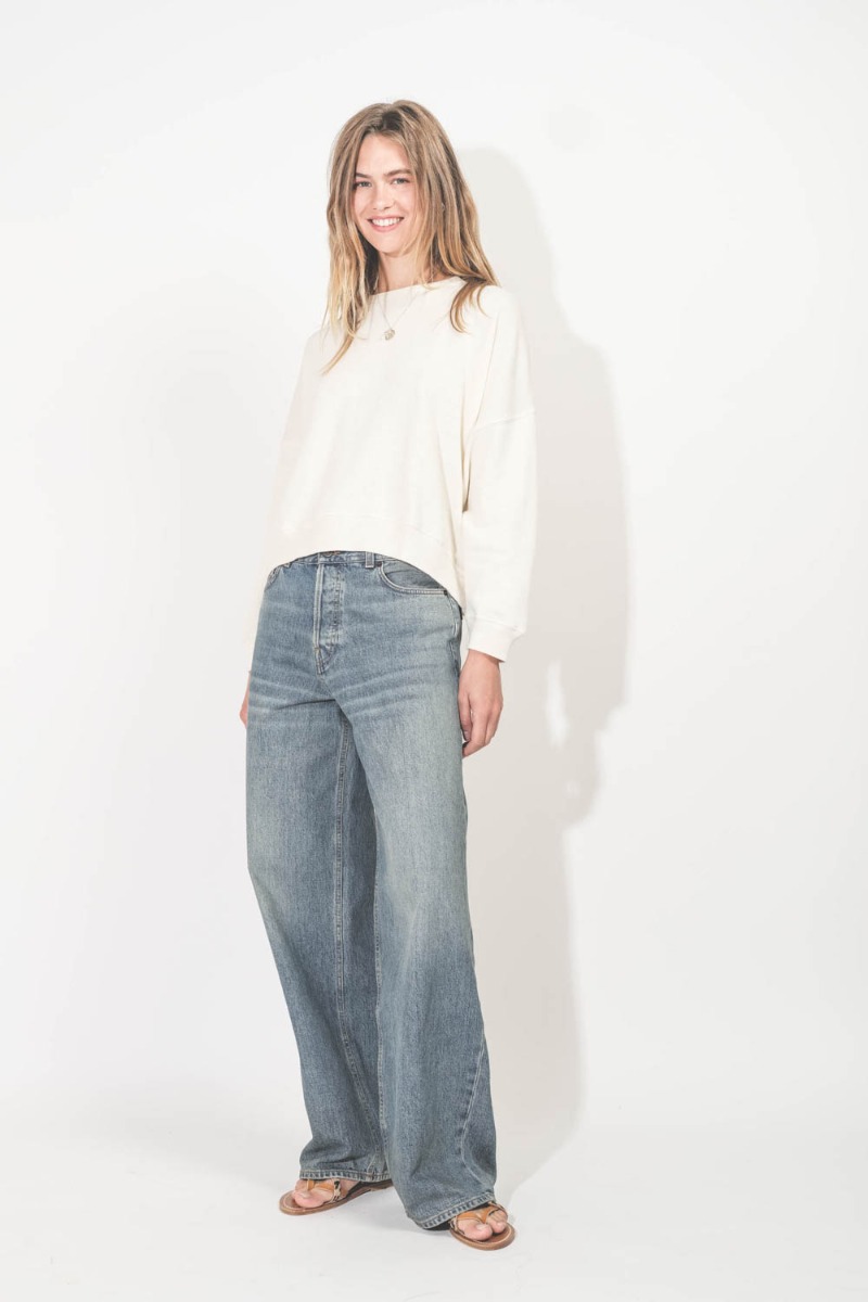 Jean Bethany Haikure délavage Oil Blue. Porté de profil.