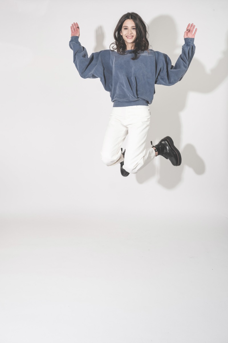 Jean Betty Bull Haikure en coton blanc Off White, port&eacute; avec un sweat-shirt Sauria Marant &Eacute;toile.