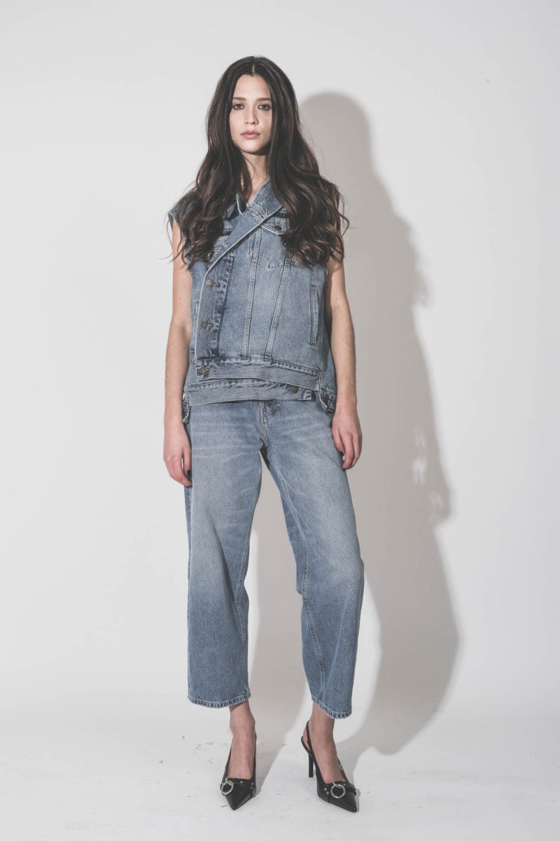 Jean Betty Haikure bleu d&eacute;lav&eacute; Nordic Blue, port&eacute; de face avec un gilet sans manches Haikure.