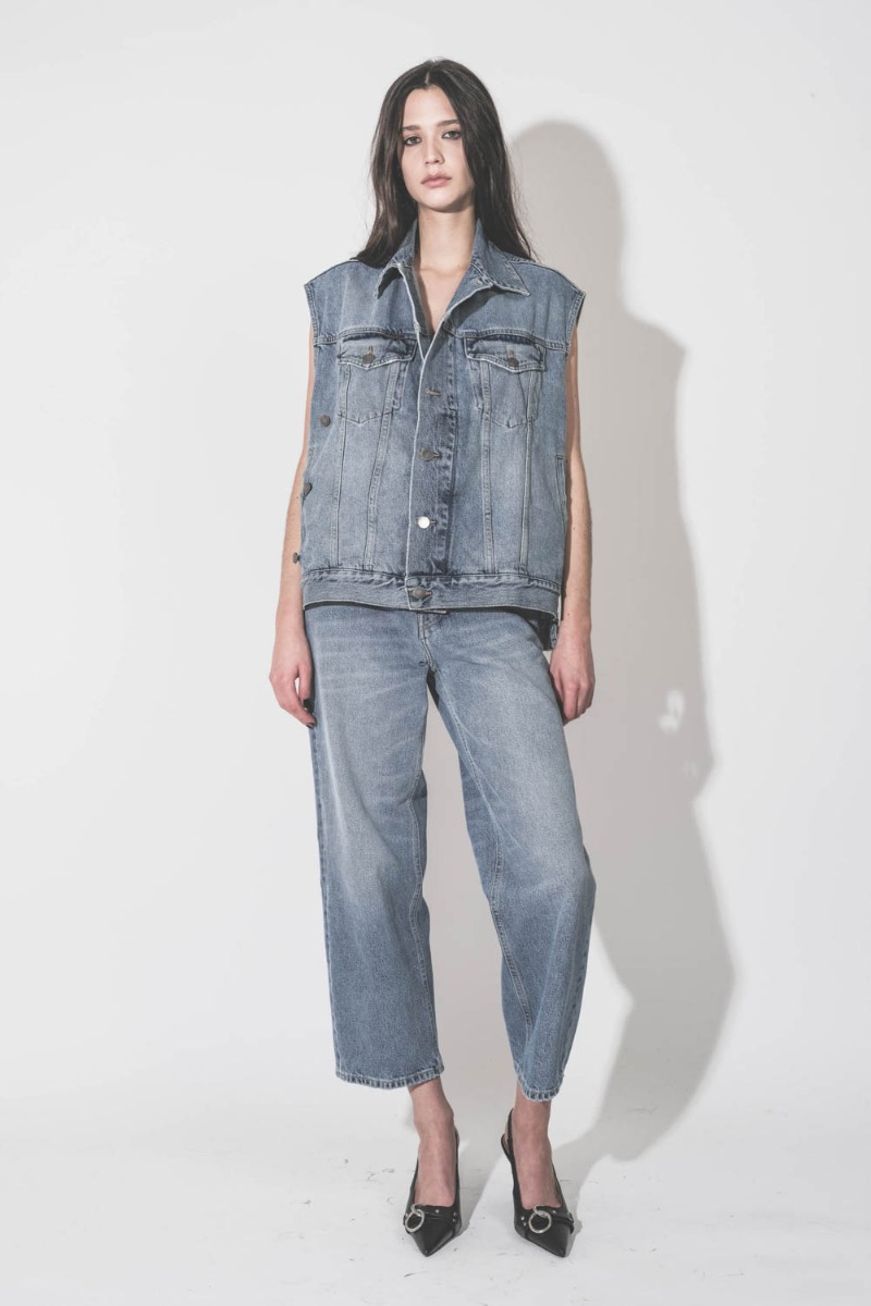 Jean droit Betty Haikure bleu d&eacute;lav&eacute; Nordic Blue, port&eacute; avec un gilet sans manches Haikure.