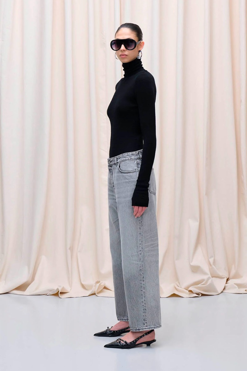 Jean Betty denim Haikure délavage Fog Grey. Porté de profil.