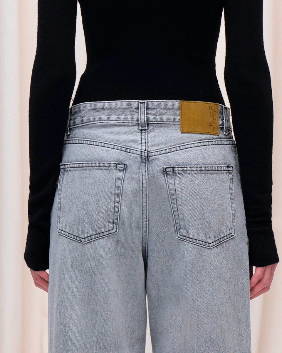 Jean Betty denim Haikure délavage Fog Grey. Détail des poches arrières.