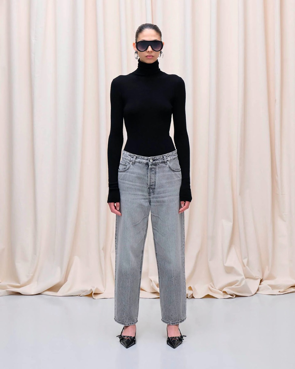 Jean Betty denim Haikure délavage Fog Grey. Porté avec des ballerines noires.