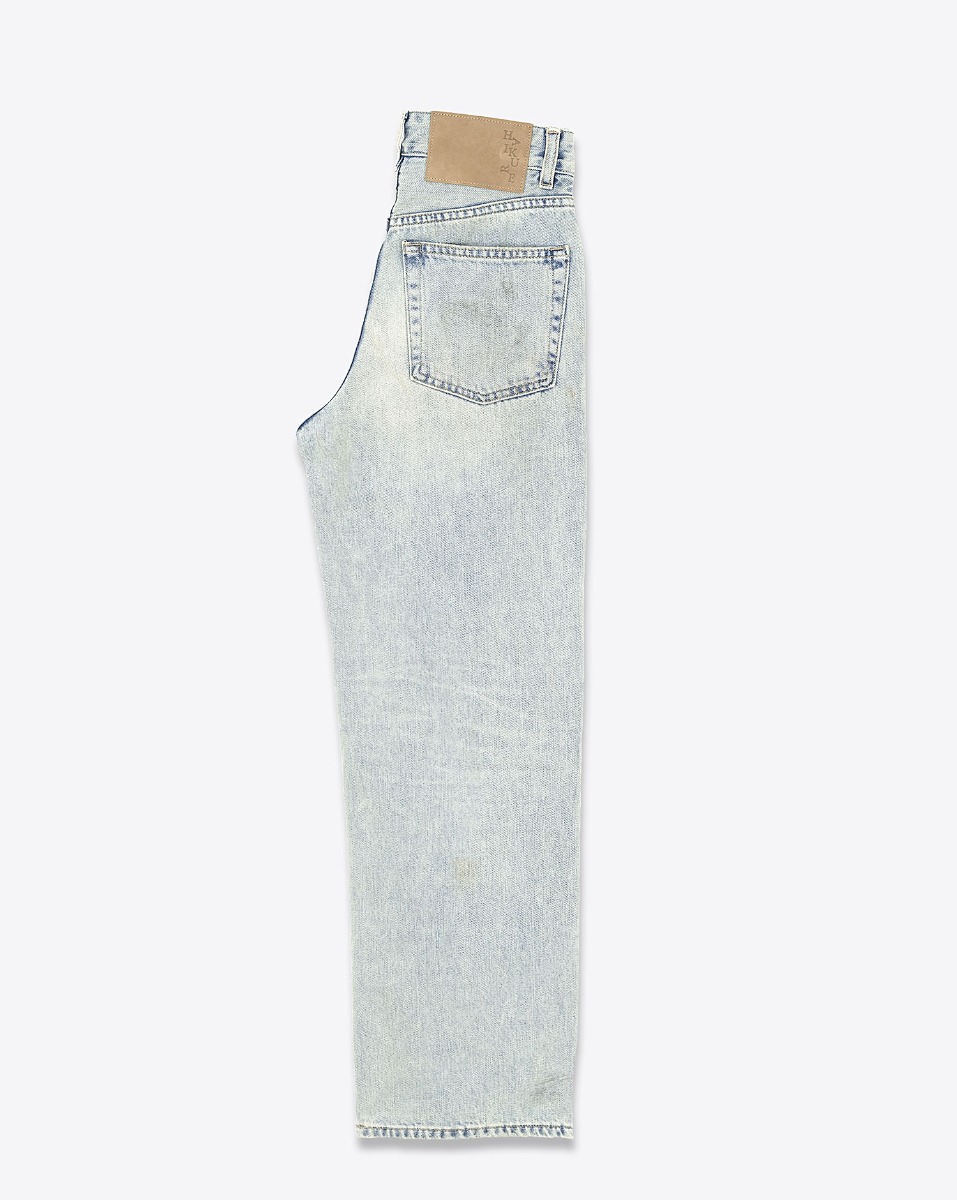 Jean Betty Haikure bleu clair effet volontairement sali, d&eacute;lavage Soft Stained Sky, coupe droite. Vue de profil.