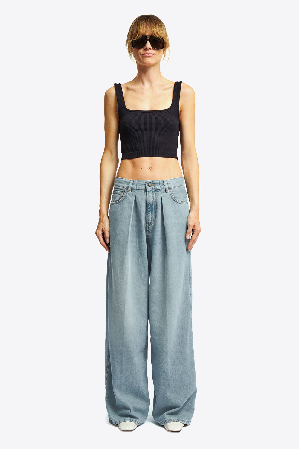 Jean large à pinces en denim fluide bleu clair Candy Haikure. Porté de face.