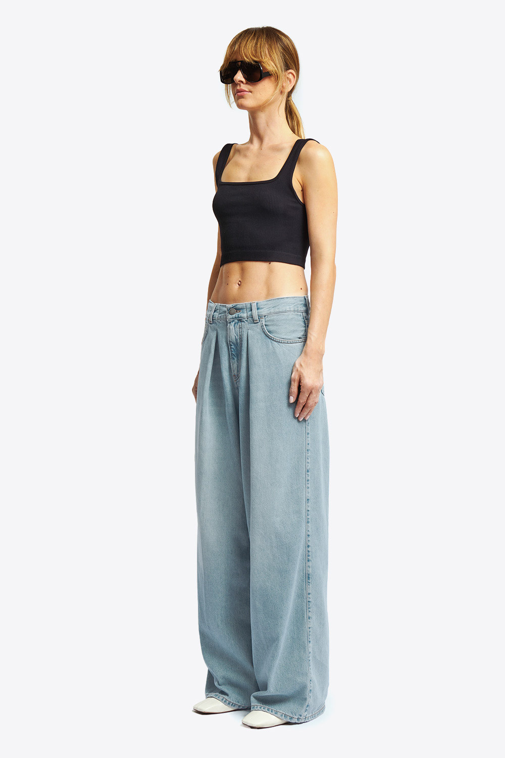 Jean large à pinces en denim fluide bleu clair Candy Haikure. Porté de profil.