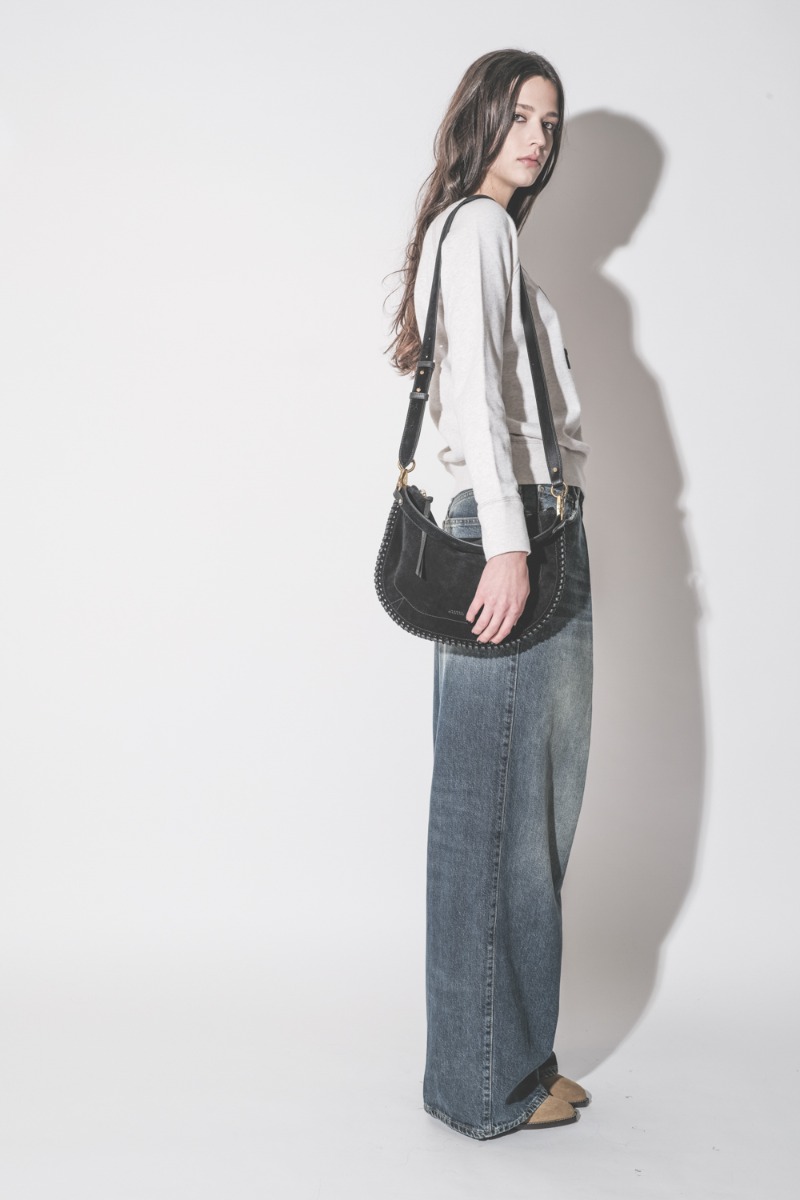 Jean large Candy Haikure en denim bleu d&eacute;lav&eacute; Intense Blue, port&eacute; de profil.