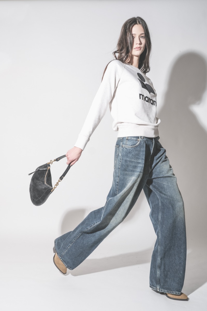 Jean large Candy Haikure en denim bleu d&eacute;lav&eacute; Intense Blue, port&eacute; avec un sweat-shirt Millyny logo Marant &Eacute;toile.