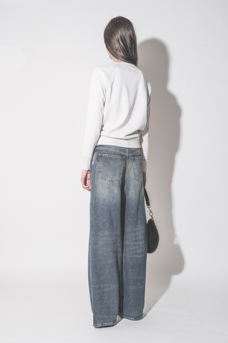 Jean large Candy Haikure en denim bleu d&eacute;lav&eacute; Intense Blue, port&eacute; de dos.