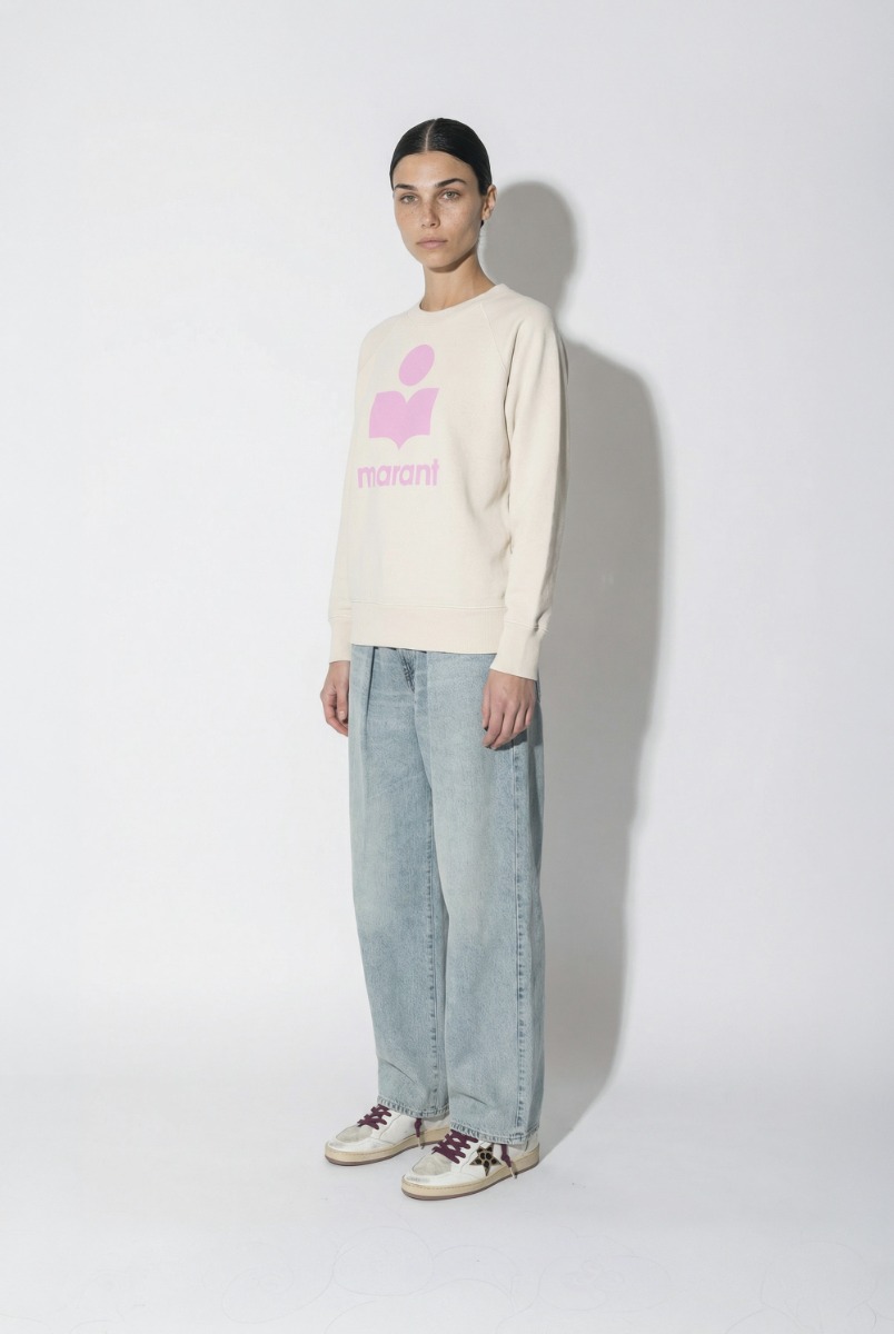 Jean large &agrave; pinces Candy Haikure en coton et tencel bleu ciel d&eacute;lavage &laquo; Authentic Lax &raquo;, port&eacute; de profil.