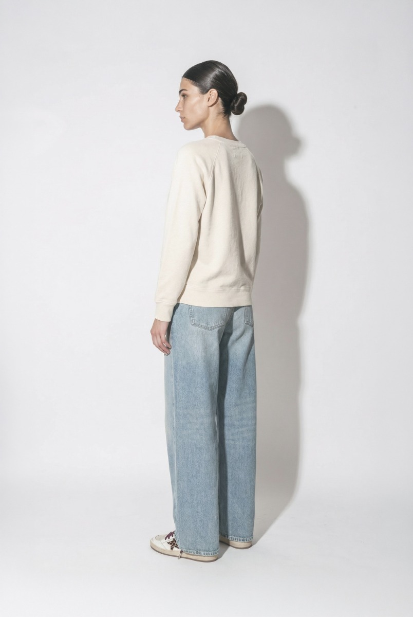 Jean large &agrave; pinces Candy Haikure en coton et tencel bleu ciel d&eacute;lavage &laquo; Authentic Lax &raquo;, port&eacute; de dos.