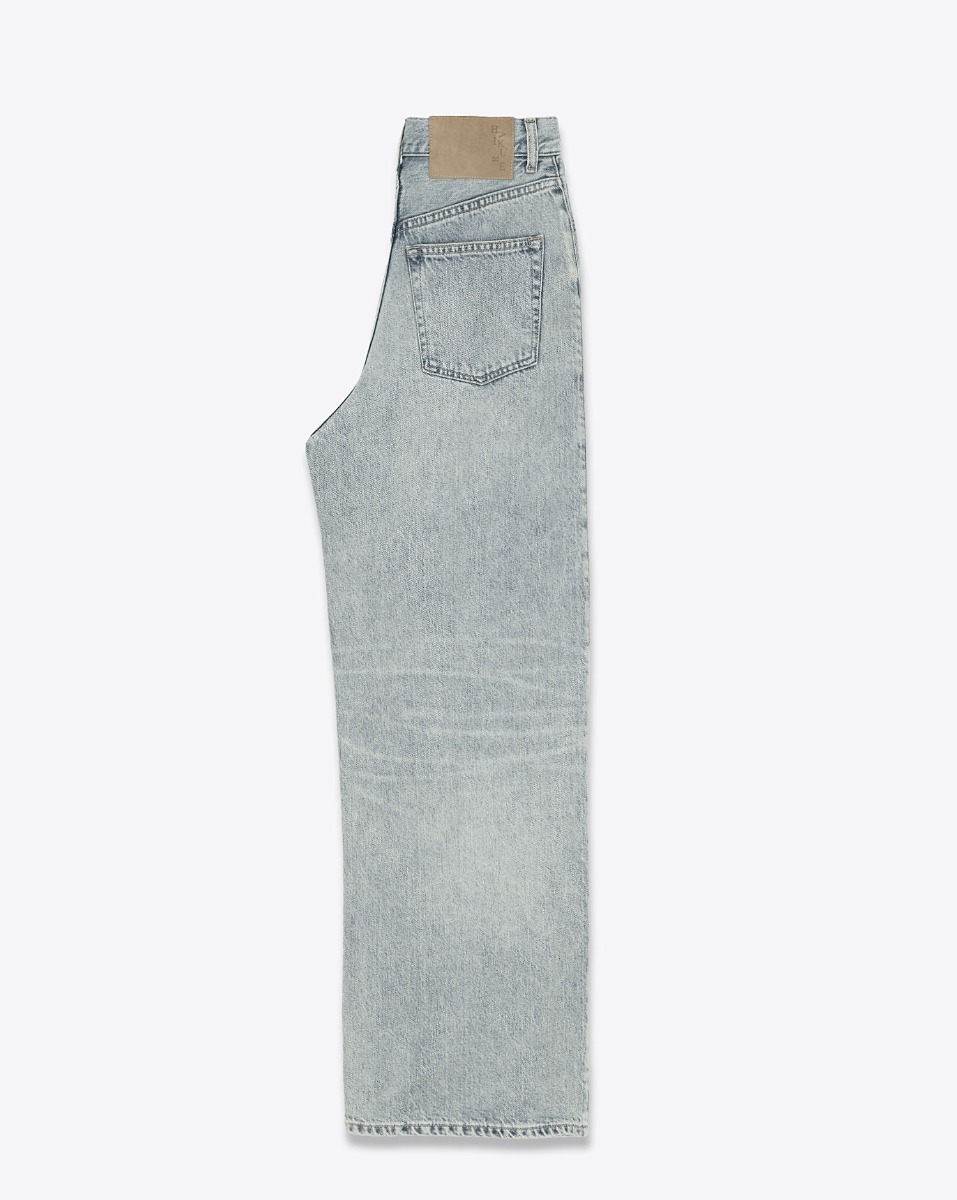 Jean large &agrave; pinces Candy Haikure en coton et tencel bleu ciel d&eacute;lavage &laquo; Authentic Lax &raquo;. Vue de profil. 