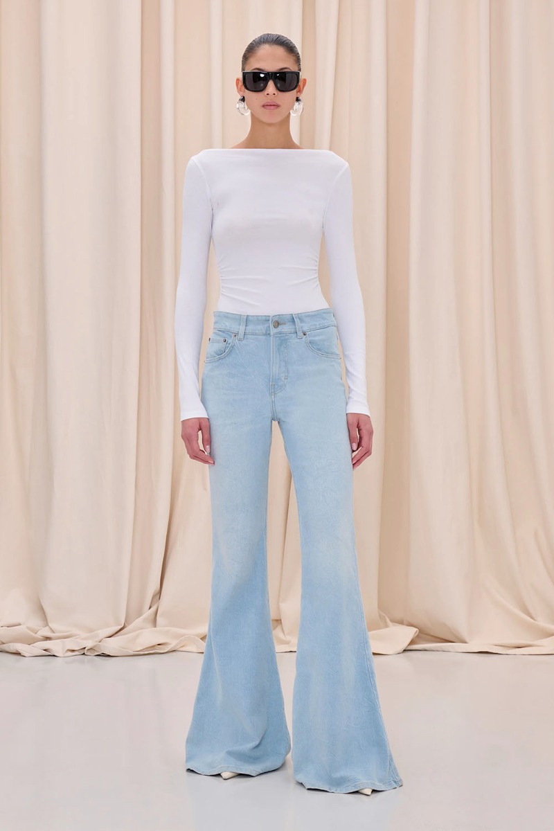 Jean &eacute;vas&eacute; Farrah Haikure en denim bleu ciel d&eacute;lavage Ice Blue, port&eacute; de face.