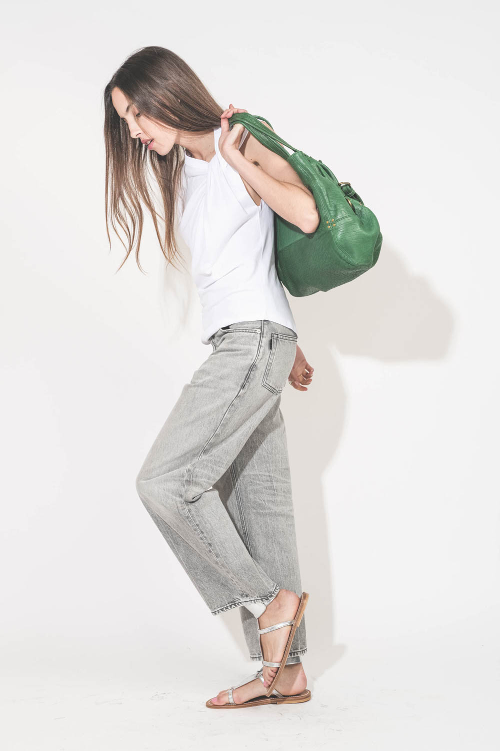 Jean large droit et court délavage Fog gris Betty Haikure. Porté avec un tee-shirt blanc Nayda Marant Etoile et des sandales plates en cuir argent Caravelle K.Jacques St-Tropez. Sac cabas en cuir vert gazon Billy M Jérôme Dreyfuss. Bagues en argent et tur