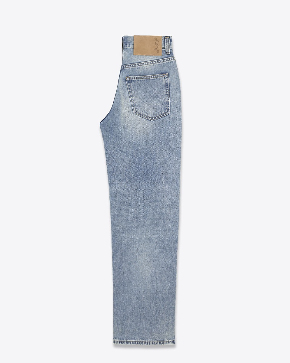 Jean droit Winny Haikure en denim bleu clair, d&eacute;lavage Dirty Celestial. Vue de profil.