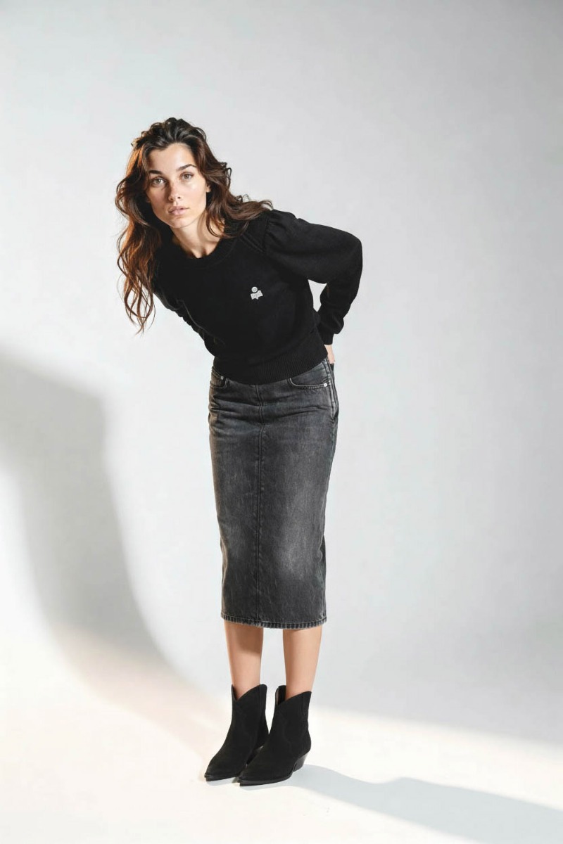 Jupe Kim Haikure en denim gris fonc&eacute;. Port&eacute;e de face avec un pull noir.