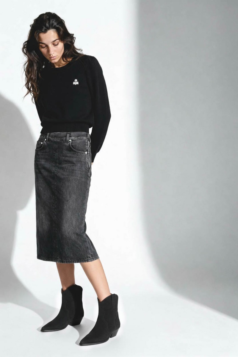 Jupe Kim Haikure en denim gris fonc&eacute;. Port&eacute;e avec des boots noires. 