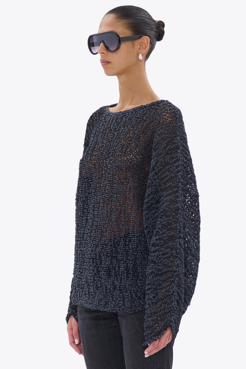 Pull Jenna Haikure en r&eacute;sille noire, port&eacute; de profil.