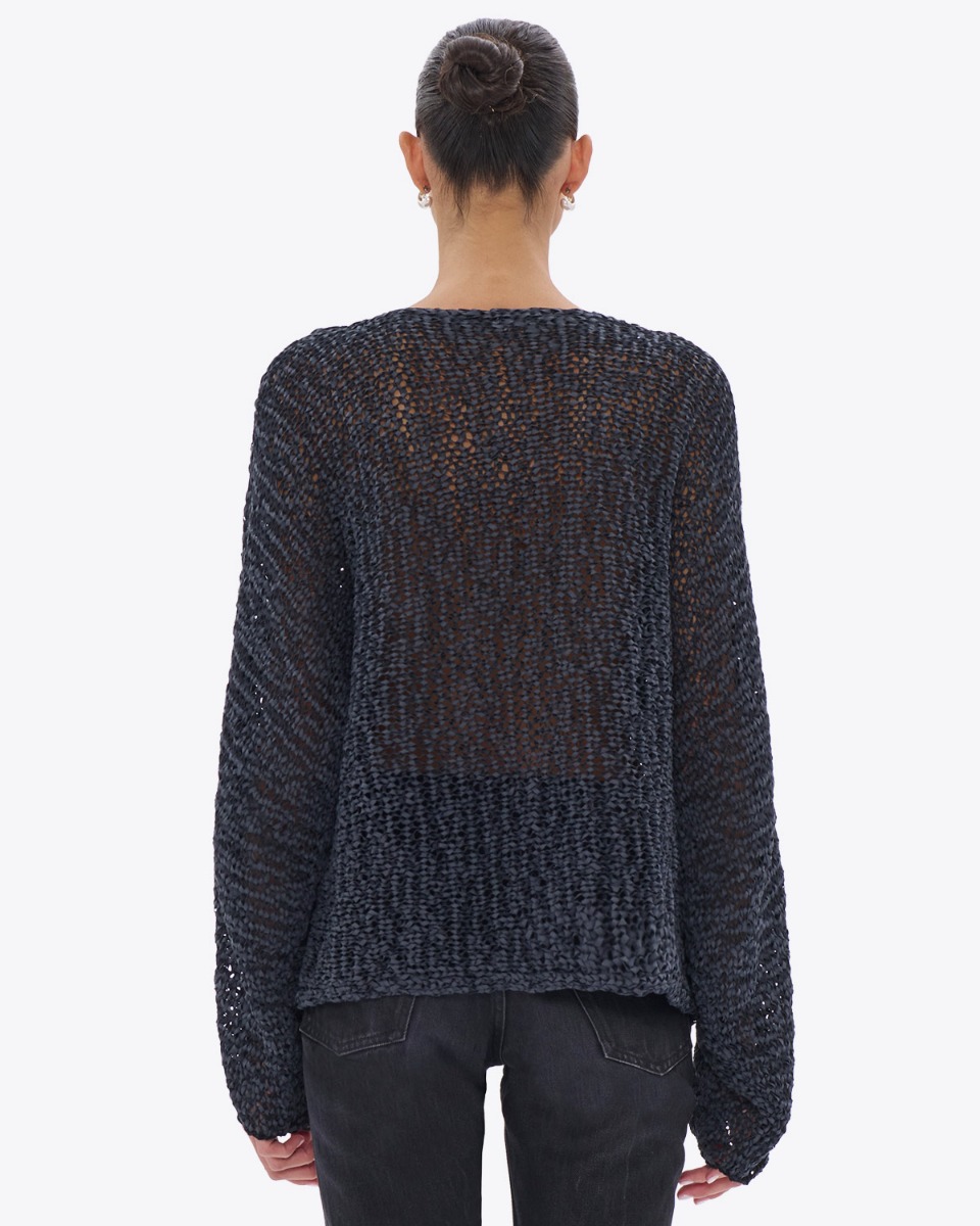 Pull Jenna Haikure en r&eacute;sille noire, port&eacute; de dos.