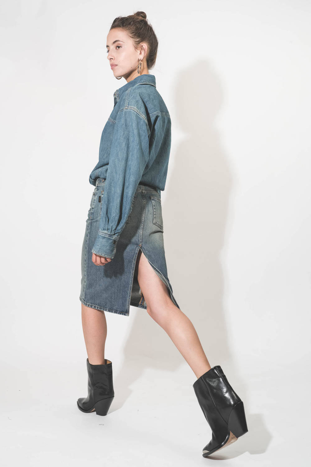 Robe sous le genoux manches longues en jean bleu délavé Joelle Haikure. Porté de profil.
