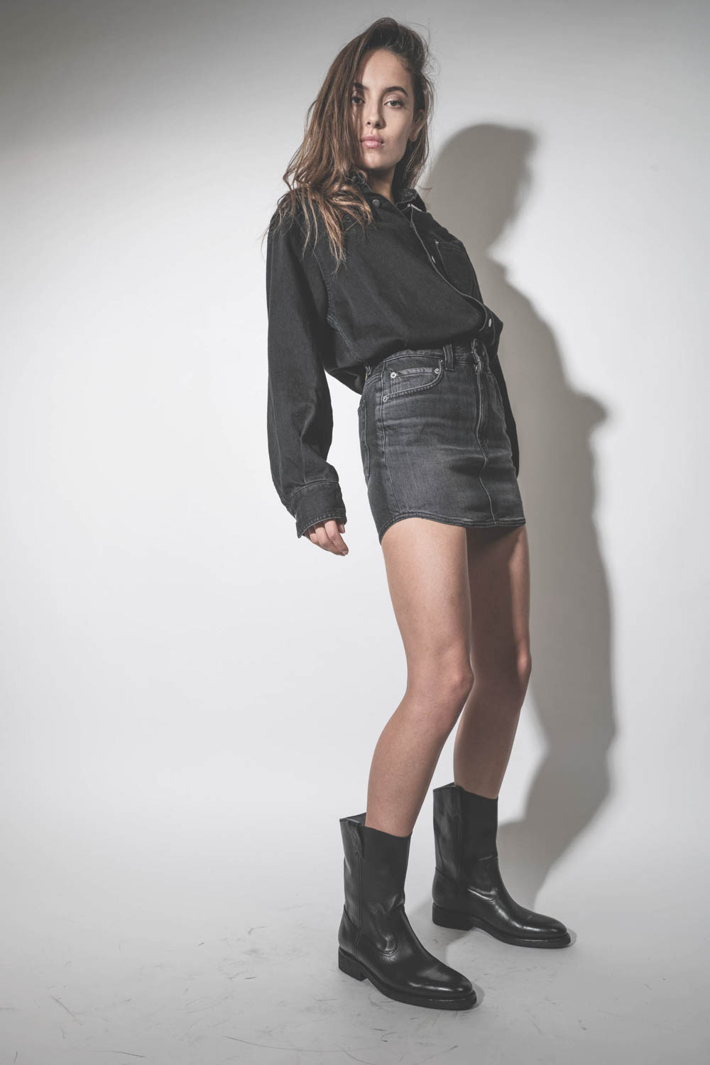 Robe courte manches longues en jean noir délavage Mid Black Tamu Haikure. Porté de profil.