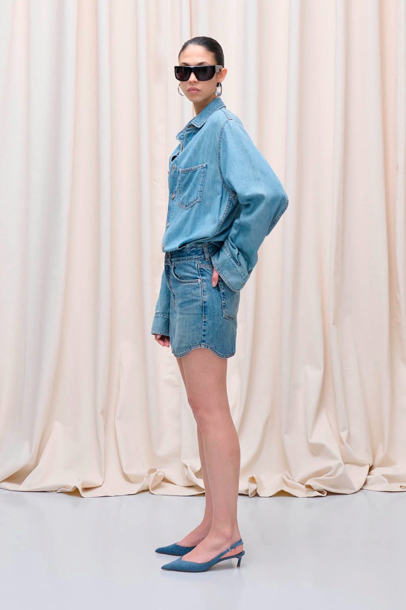 Mini-robe Tamu denim Haikure délavage Ionic Blue. Portée de profil.