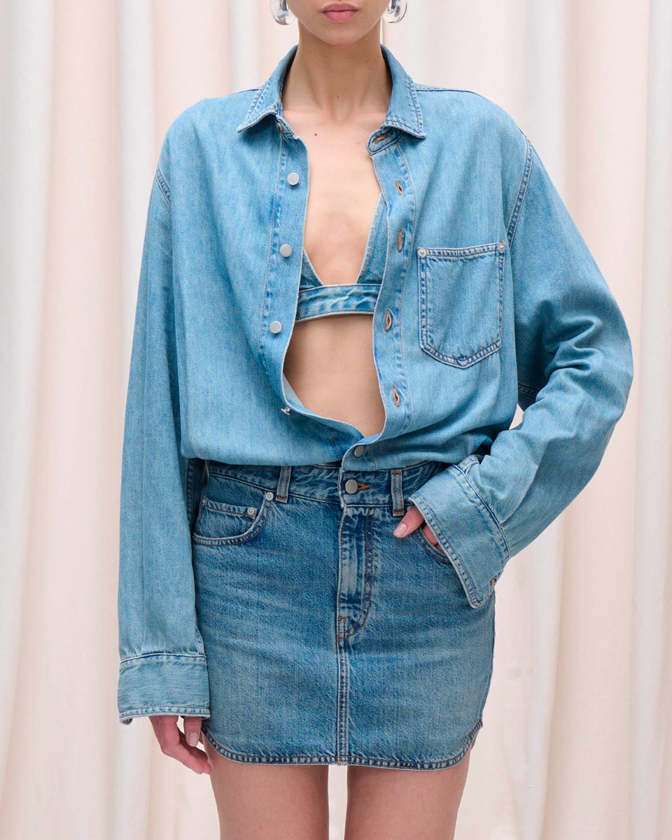 Mini-robe Tamu denim Haikure délavage Ionic Blue. Détail du haut de la robe.