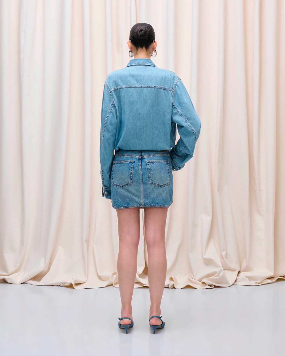 Mini-robe Tamu denim Haikure délavage Ionic Blue. Portée de dos.