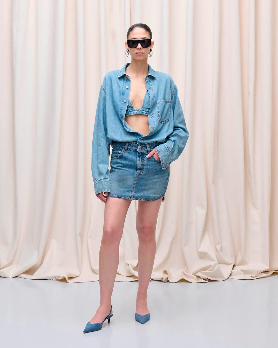 Mini-robe Tamu denim Haikure délavage Ionic Blue. Portée ouverte.