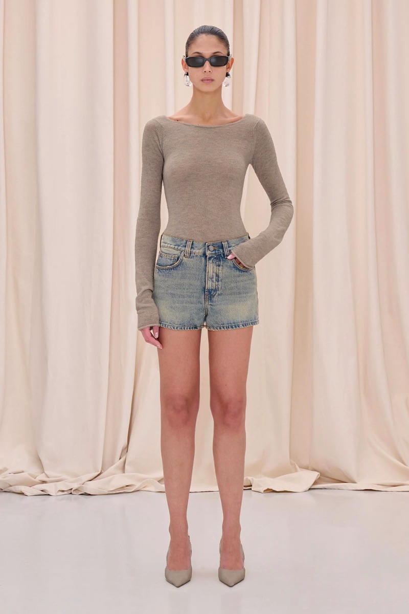 Short court Brit Haikure en denim bleu d&eacute;lavage Earth Blue, port&eacute; de face avec des talons.