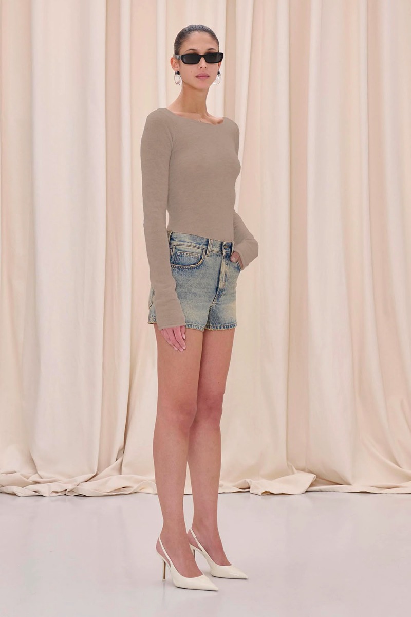 Short court Brit Haikure en denim bleu d&eacute;lavage Earth Blue, port&eacute; de profil.