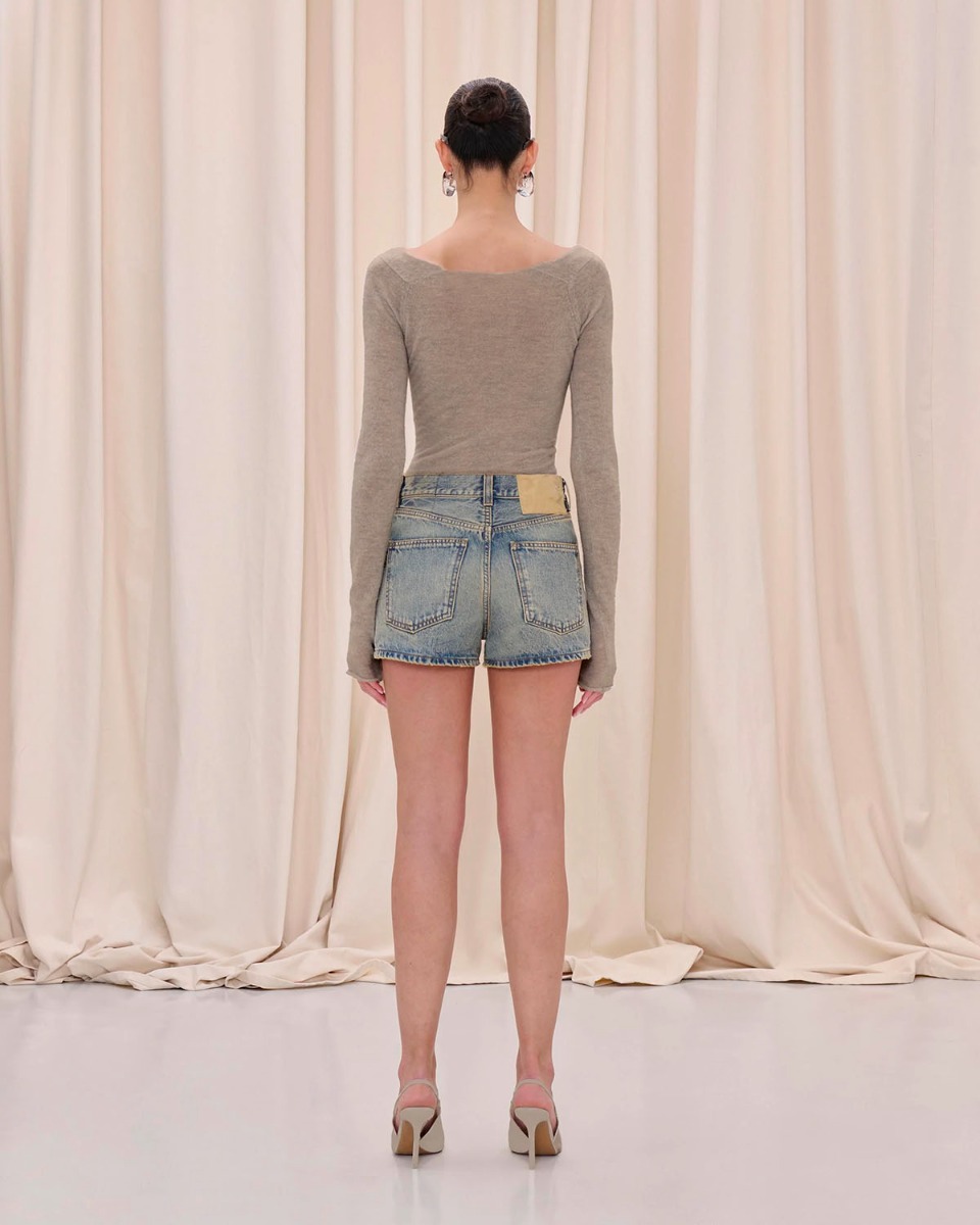 Short court Brit Haikure en denim bleu d&eacute;lavage Earth Blue, port&eacute; de dos avec des talons.