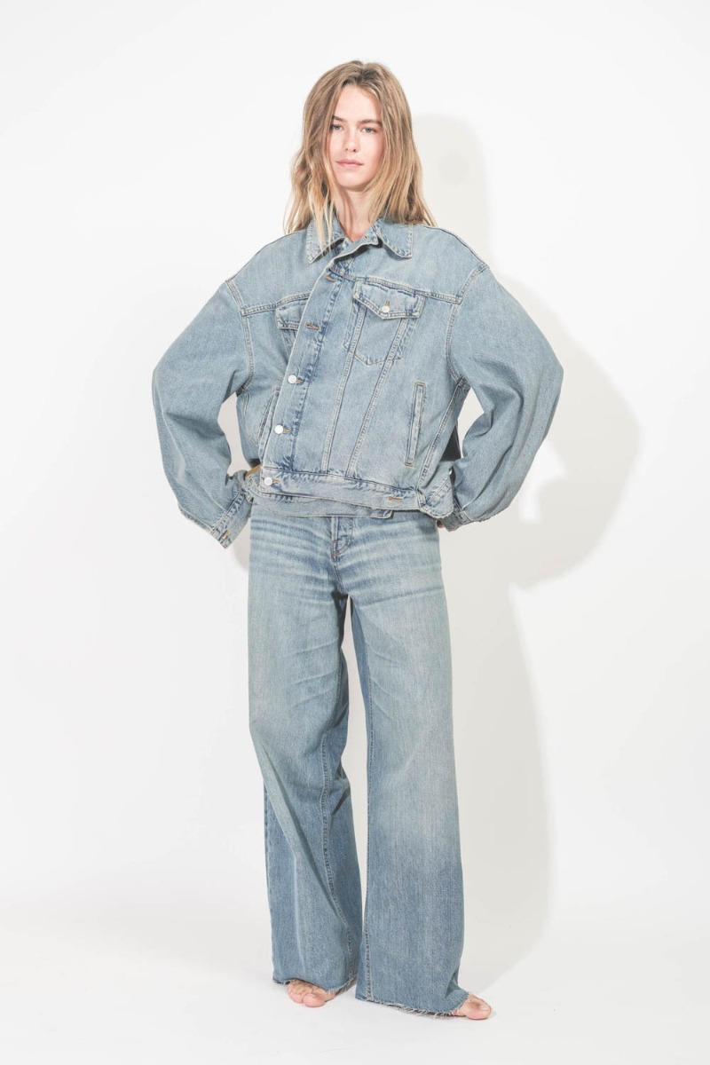 Veste Janet New Haikure en denim délavage Ionic Blue. Portée de face croisée.