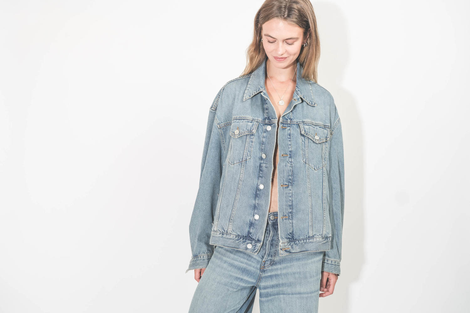 Veste Janet New Haikure en denim délavage Ionic Blue. Portée ouverte.