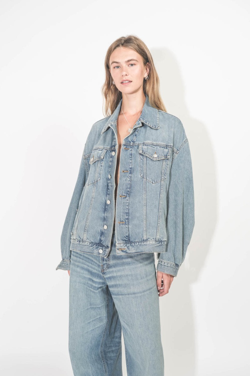 Veste Janet New Haikure en denim délavage Ionic Blue. Portée de face ouverte.