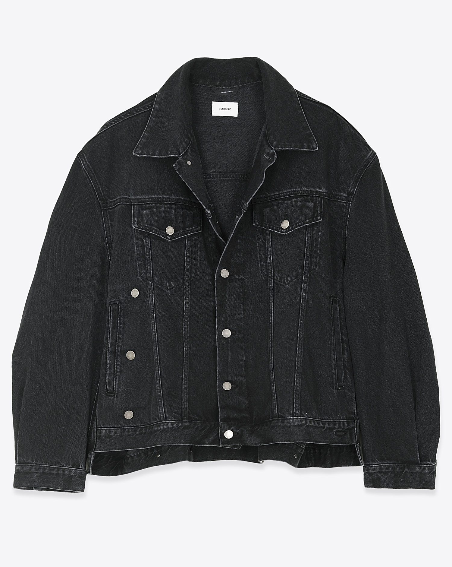 Veste oversize en jean noire Janet Haikure. A porter droite ou croisée. Face. 
