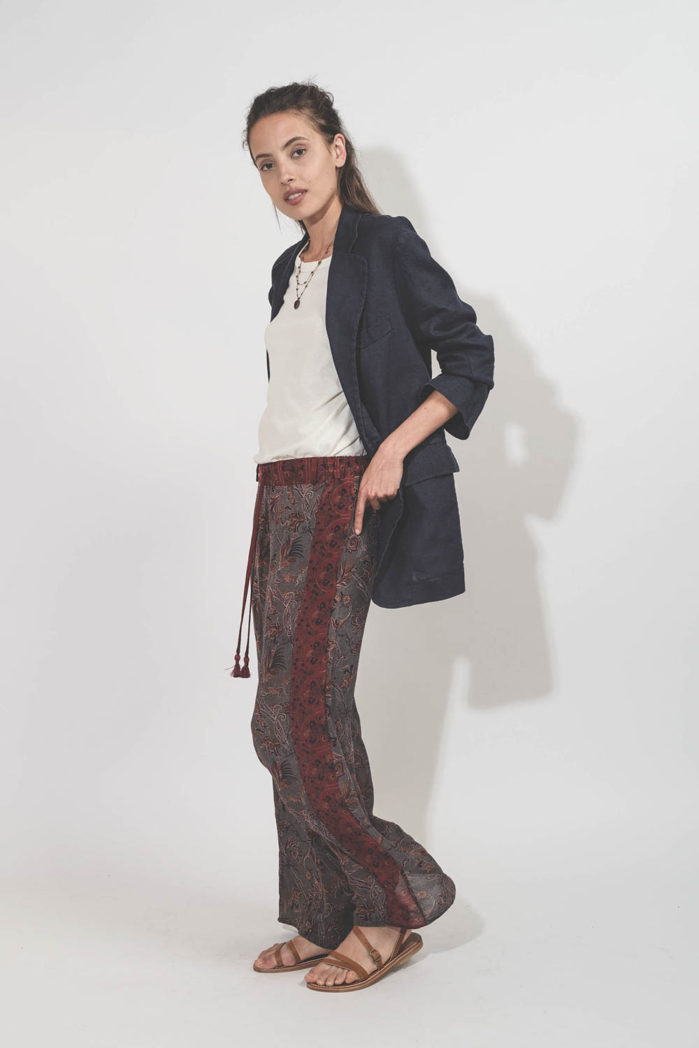 Pantalon fluide en soie imprimée sari vintage Patrick Hand.So.On. Pièce unique.  Porté de profil.