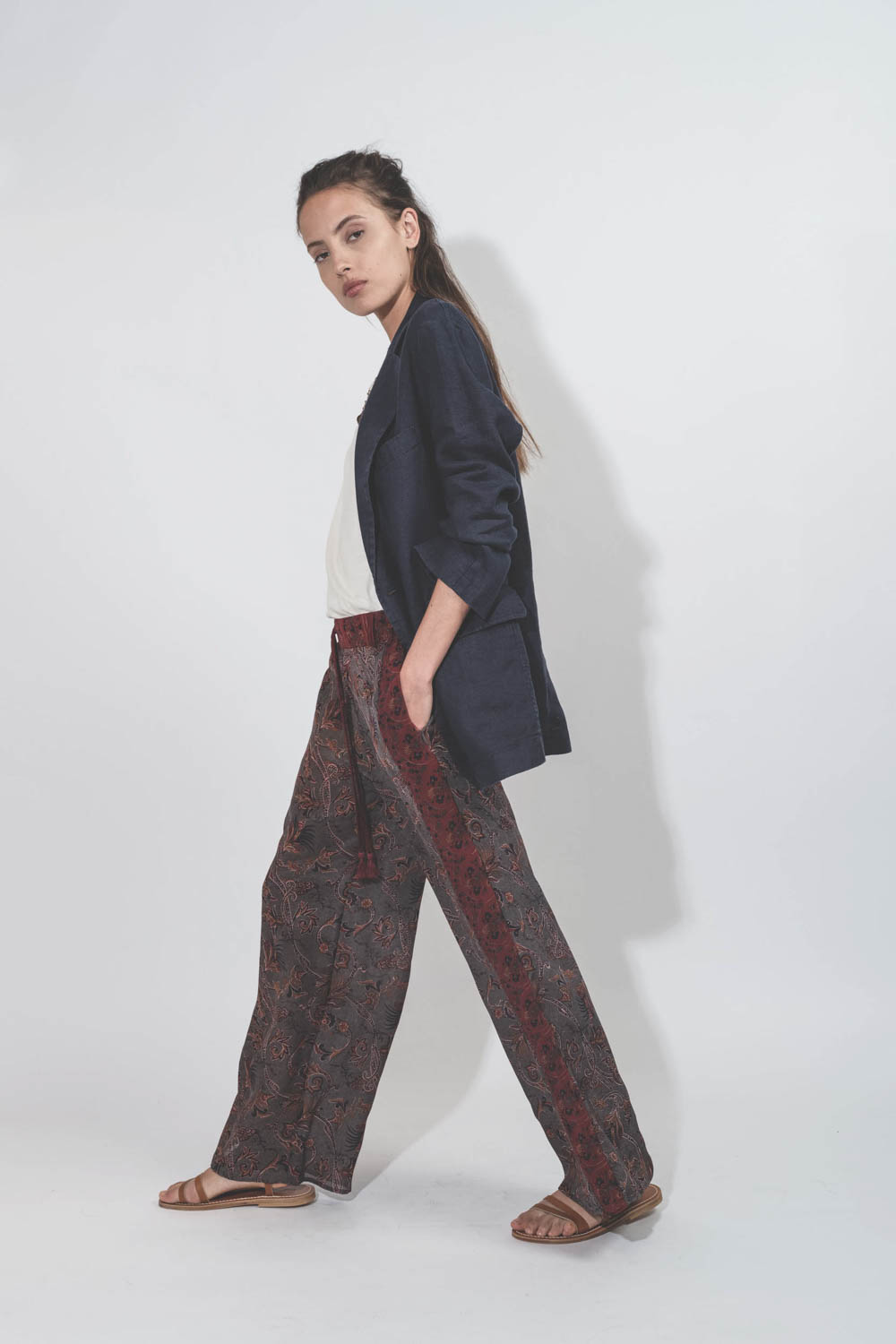 Pantalon fluide en soie imprimée sari vintage Patrick Hand.So.On. Pièce unique. Porté avec un blazer bleu marine en lin.