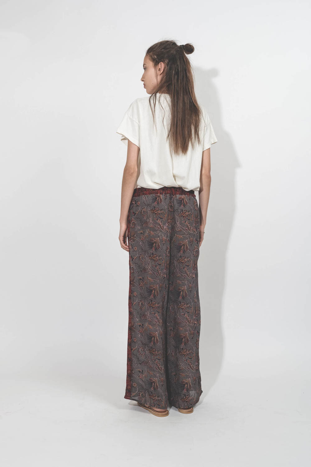 Pantalon fluide en soie imprimée sari vintage Patrick Hand.So.On. Pièce unique. Porté de dos.