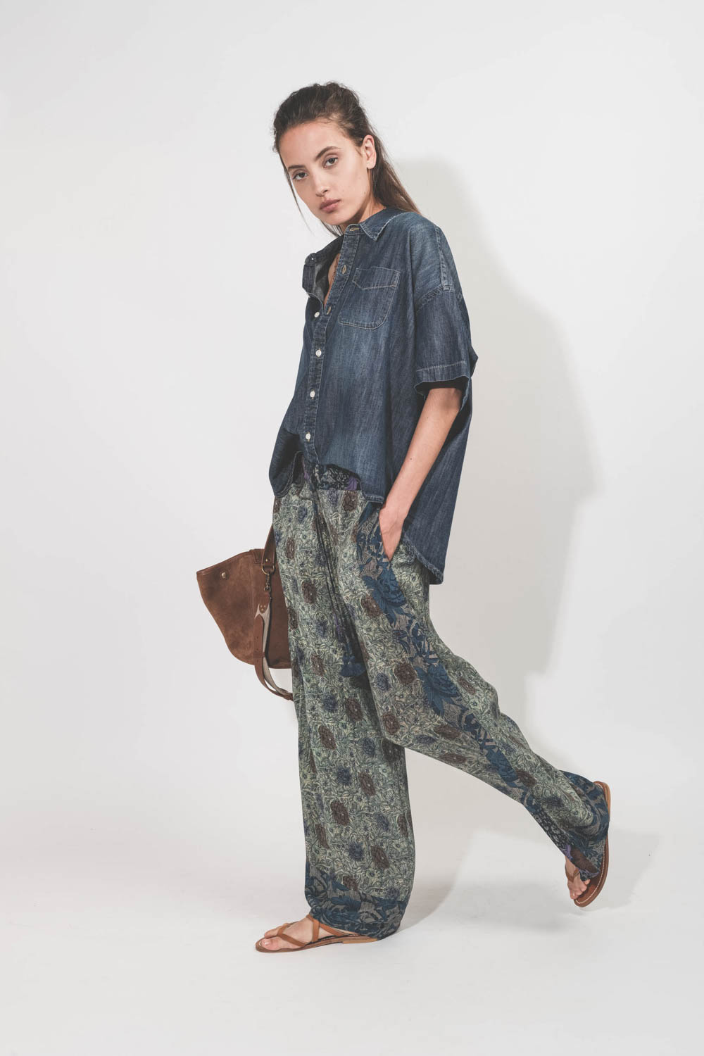 Pantalon fluide en soie imprimée Patrick Hand.So;On. Pièce unique réalisé dans un sari vintage. Porté de profil.