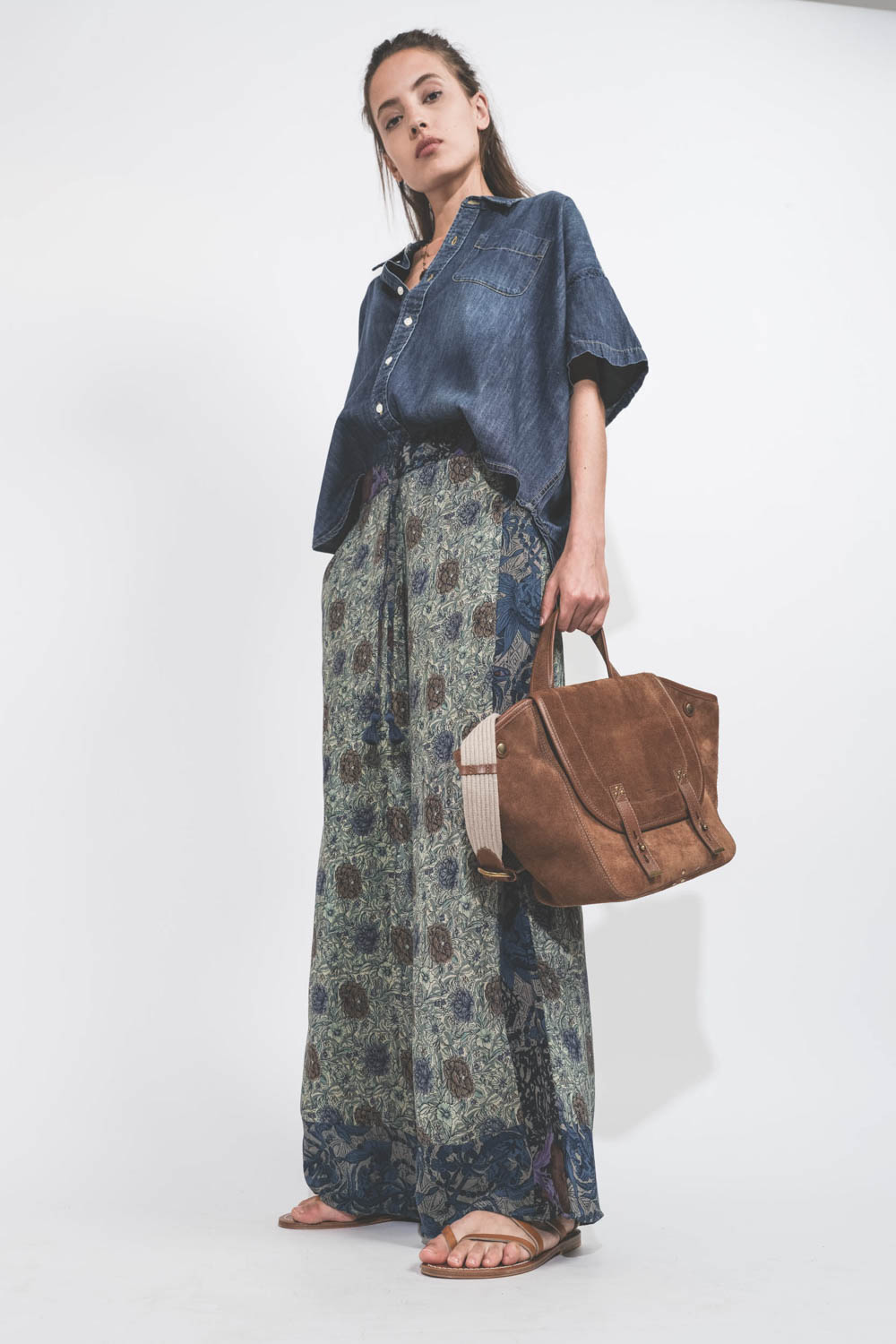 Pantalon fluide en soie imprimée Patrick Hand.So;On. Pièce unique réalisé dans un sari vintage. Porté avec une chemise manches courtes en chambray.