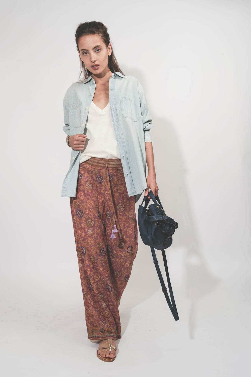 Pantalon fluide en soie imprim&eacute;e Paul Hand.So.On. Pi&egrave;ce unique r&eacute;alis&eacute; dans un sari vintage. Port&eacute; de face.