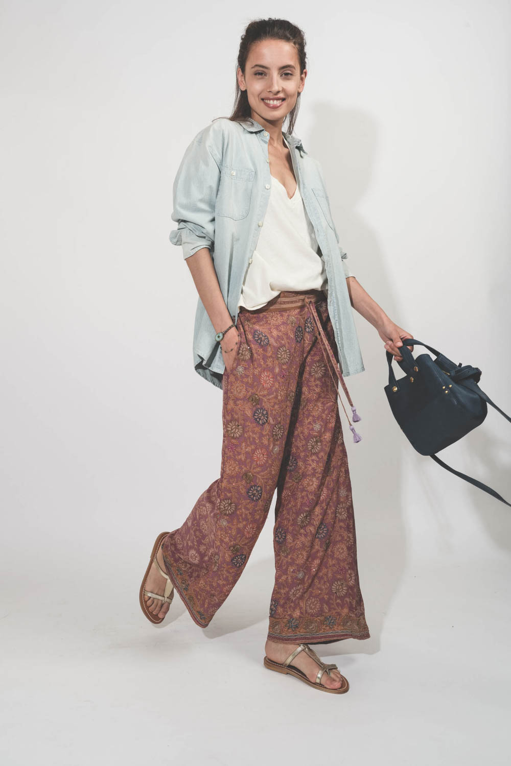 Pantalon fluide en soie imprim&eacute;e Paul Hand.So.On. Pi&egrave;ce unique r&eacute;alis&eacute; dans un sari vintage. Port&eacute; de profil.