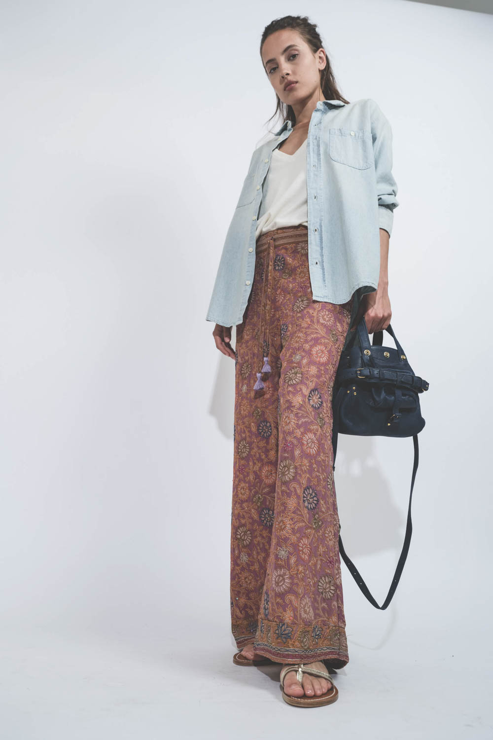 Pantalon fluide en soie imprim&eacute;e Paul Hand.So.On. Pi&egrave;ce unique r&eacute;alis&eacute; dans un sari vintage. Port&eacute; avec une chemise en chambray bleu ciel.