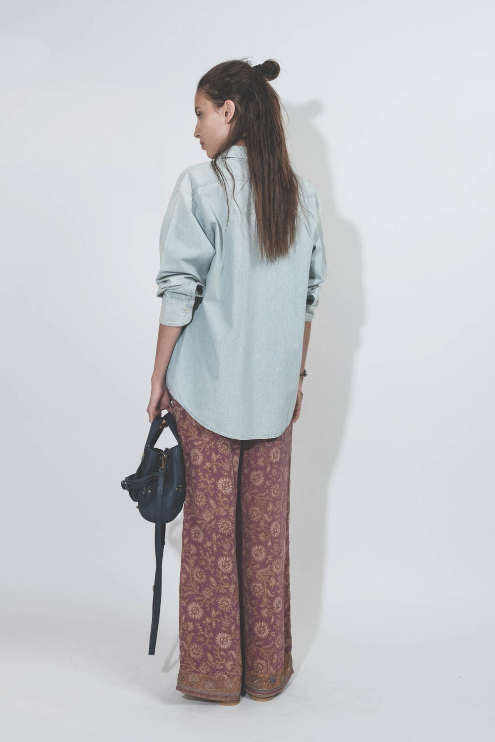 Pantalon fluide en soie imprim&eacute;e Paul Hand.So.On. Pi&egrave;ce unique r&eacute;alis&eacute; dans un sari vintage. Port&eacute; de dos.