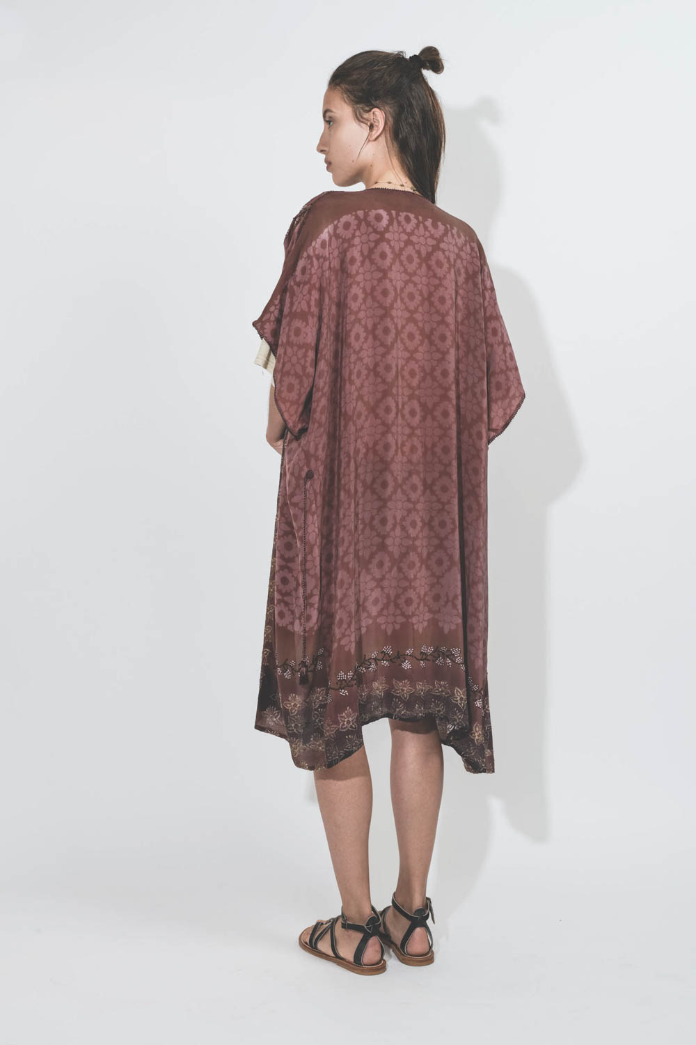 Kimono robe en soie imprimée et brodée sari vintage Hand.So.On. Pièce unique. Porté de dos.