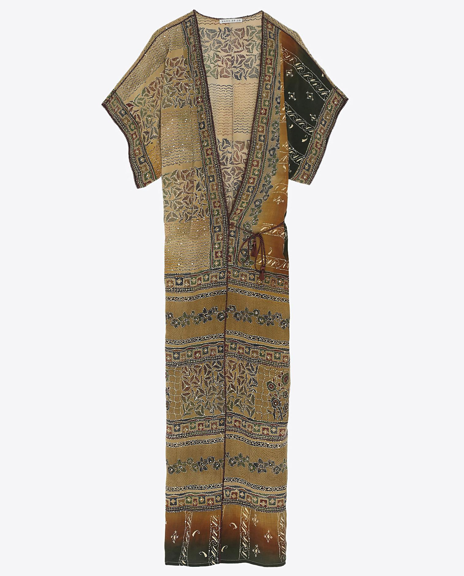 Kimono long Sari vintage re-brodé dans les tons ocre et kaki Hand So On. 