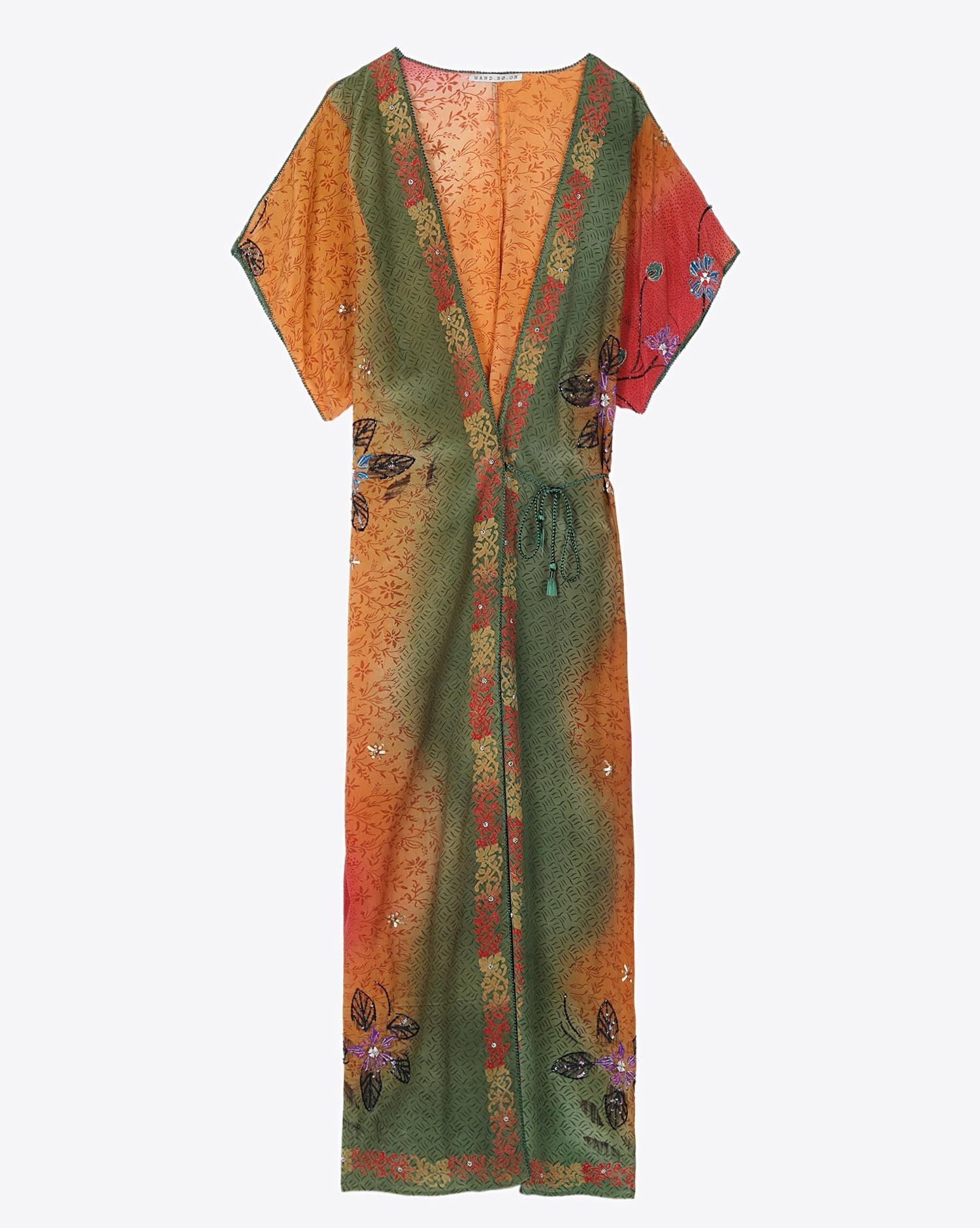 Kimono long en soie brodée Hand So On. Porté ouvert. Porté fermé en robe. 