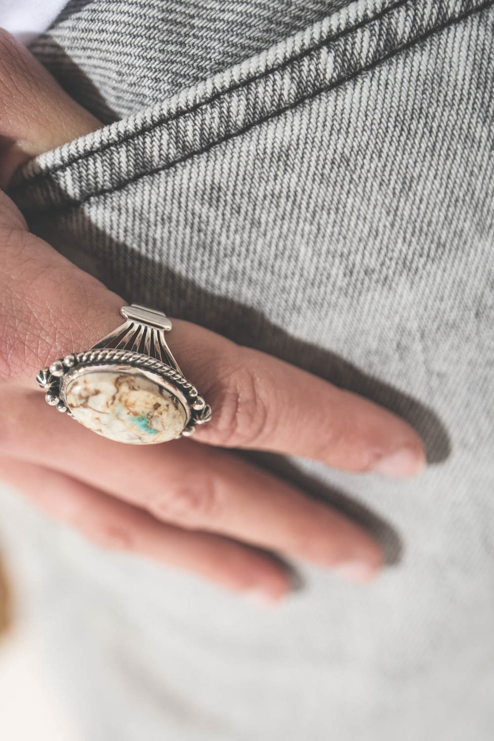 Produit Bague en argent et turquoise crème Boulder Cream Harpo. Pièce unique taille 54. Portée avec un jean gris Betty Haikure.