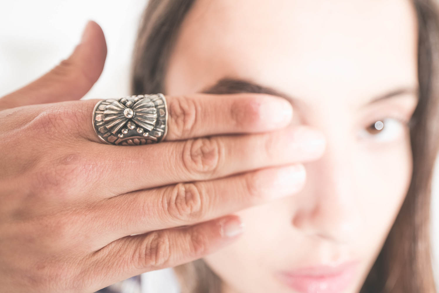 Bague esprit chevalière en argent ciselé et noirci BAAGM Harpo Paris. Bijou Navajo. Pièce unique taille 54. Porté à l'index.